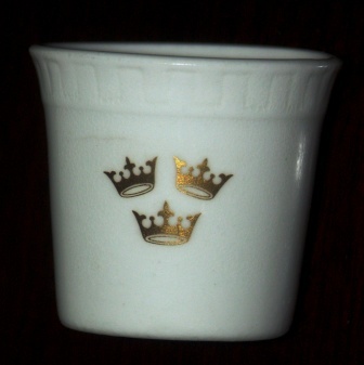 Mid 20th century bone china egg cup from the Swedish American Line (SAL). Made by Gustavsberg, Sweden. 