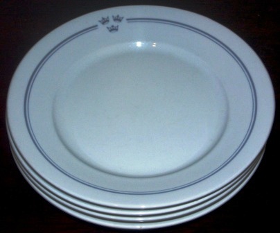 Four dinner plates from the SWEDISH AMERICAN LINE. Made by Bauscher Weiden, Germany. Diameter: 24cm