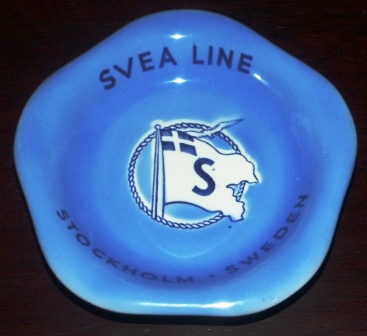 20th century small porcelain plate/ash tray from the Swedish shipping company Rederiaktiebolaget SVEA, Stockholm. Made in Sweden by Gefle, Upsala-Ekeby.