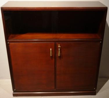 Cabinet in mahogany/brass fittings from the Italian ship M/N A. Volta. 1 compartment with sliding glass doors, double door with 1 shelf. 