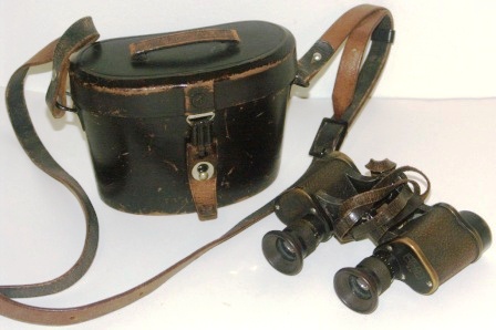 Late 19th century Carl Zeiss/Jena "Telex 6x" binocular. Made of black laquered brass, leather-bound. In original leather case. 