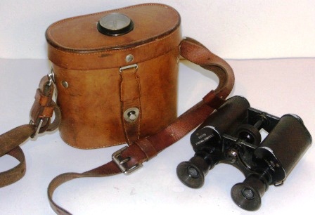 Late 19th century Busch Prisma-Binocle Mod. "Lynkop" binocular. Made of black laquered metal, leather-bound. In original leather case equipped with compass made by C. P. Goerz Berlin.