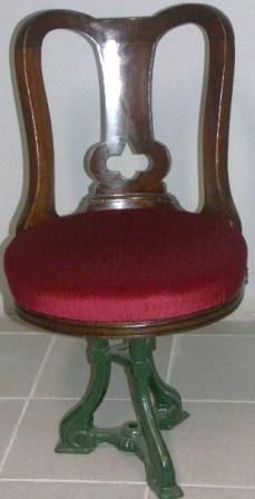 Swivel-chair in mahogany with cast-metal base. Late 19th century.