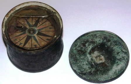 Early 19th century brass compass, incl lid (glass cracked).
