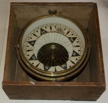 Early 20th century dry compass in brass, made by Johan Gulbransen, Oslo. In original wooden box.