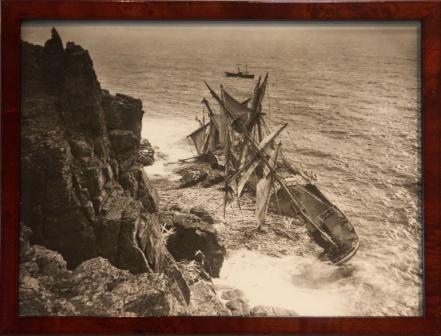 The full-rigged ship HANSEY stranded 1911 at Lizard 
