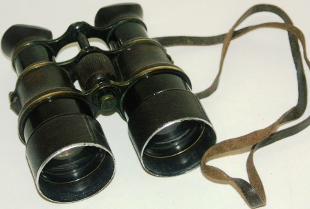 Early 20th century binocular No 153 made by Voigtländer, Braunschweig. In black-lacquered brass and metal, leather-bound.