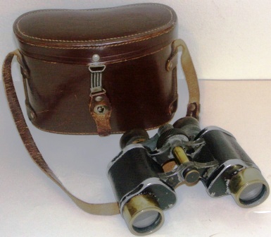 Early 20th century Kratos binocular. "Stereo Haute Precision, 8x". Made of black laquered metal and brass, leather-bound. In original leather case. 