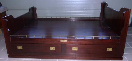 King size bed in mahogany and brass from the Italian liner M/N G. Verdi. Incl 4 drawers (two on each side). 