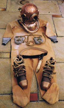 Early 20th century complete professional diving gear. Made by Siebe Gorman London. 