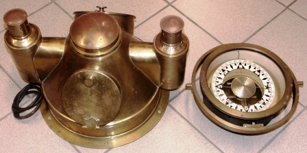 Early 20th century brass binnacle top, complete with brass compass mounted in gimbals. Incl. illumination, both electric and kerosene. Compass made by AB Lyth, Stockholm. 