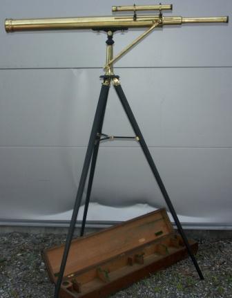Late 19th century floor-stand telescope made by J. Lucking & Co, Birmingham & Leeds. Incl original wooden box. Metal floor-stand, brass telescope. 
