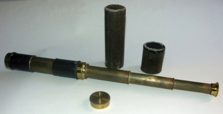 Late 19th century hand-held refracting telescope. Maker unknown. Three brass draws, reflex protection, leather bound tube. Incl original case.