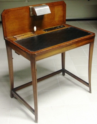 Writing desk in mahogany with desk lamp and ink container